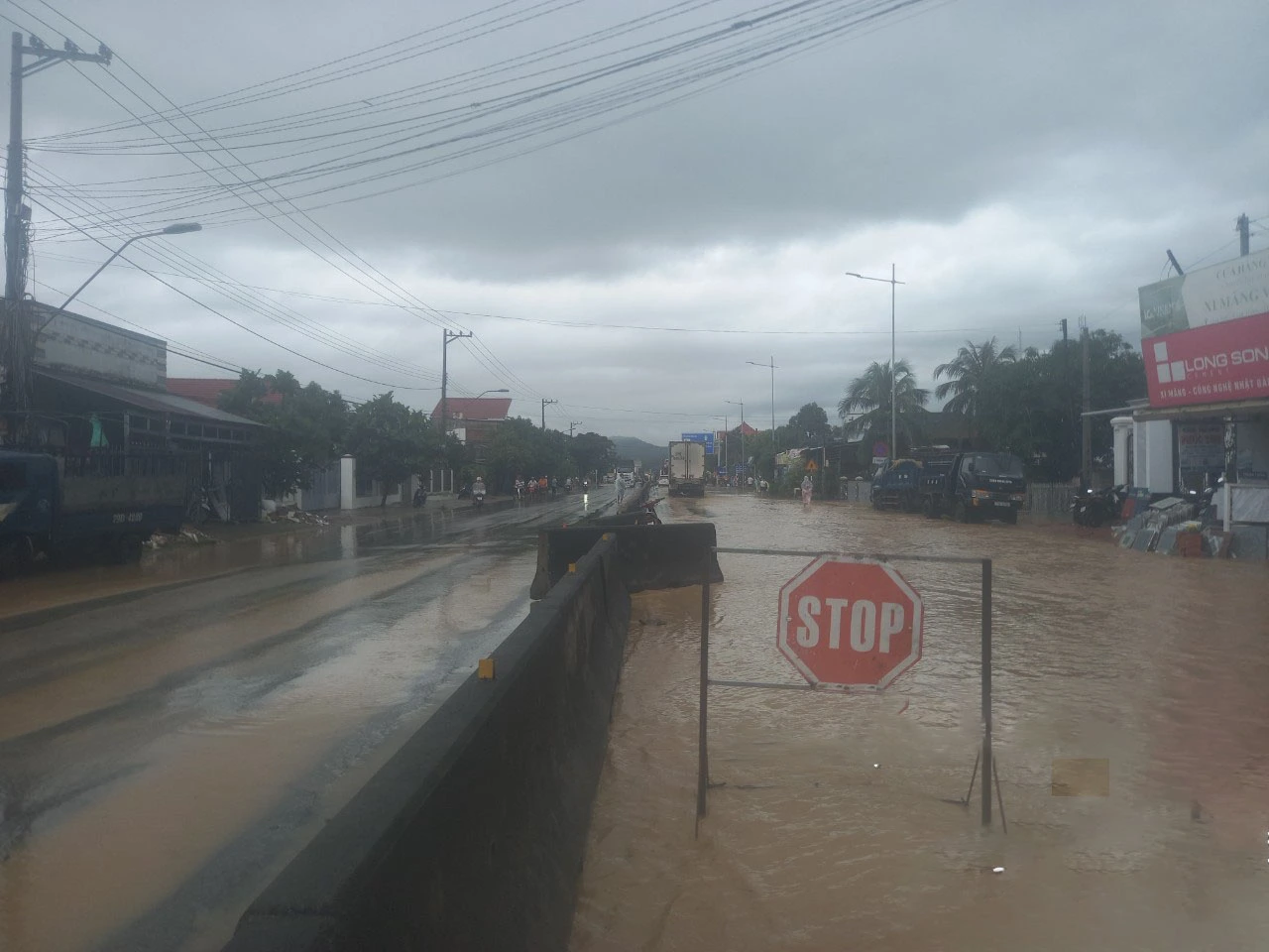 Quốc lộ 1A qua Cam Ranh &quot;thành sông&quot; sau trận mưa lớn - Ảnh 2.