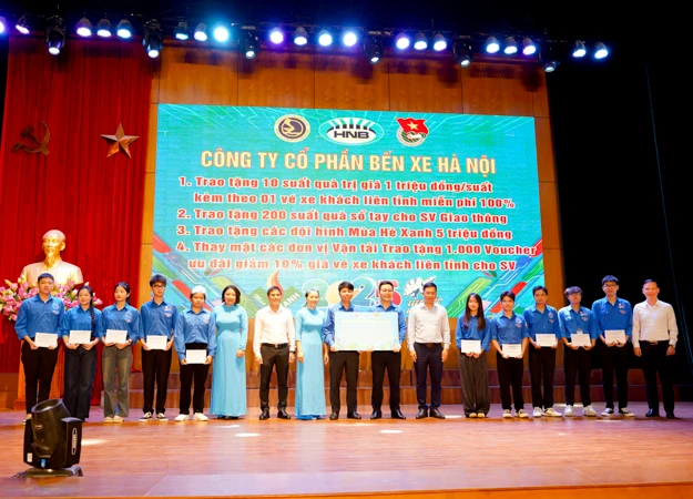 Bùng nổ voucher vé xe – Quà tặng ý nghĩa tại Lễ ra quân chiến dịch Thanh niên tình nguyện Hè 2025 tại Trường Đại học Giao thông Vận tải