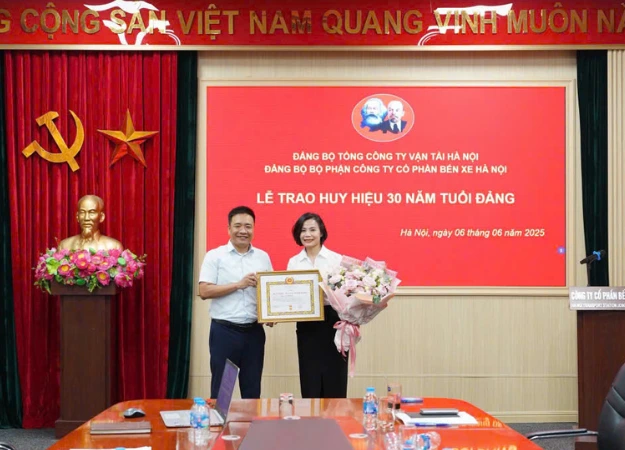 Công ty CP Bến xe Hà Nội tổ chức trao huy hiệu 30 năm tuổi Đảng cho đồng chí Thạch Thị Kim Nga