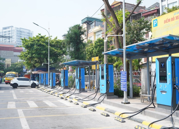 Khai trương trạm sạc xe điện Vinfast tại Bến xe Gia Lâm