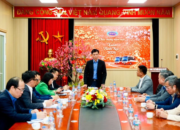 Thứ trưởng Bộ Xây dựng thăm, chúc tết cán bộ nhân viên và hành khách tại Bến xe Giáp Bát